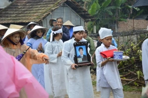 Treo cổ tự tử vì quá nghèo và mắc bệnh nặng