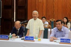 Hãy sống vì nhân dân, đừng sống cho riêng mình