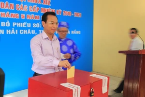 Bí thư Thành ủy Đà Nẵng Nguyễn Xuân Anh bỏ phiếu đầu tiên