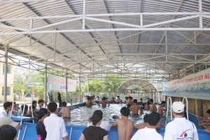 Nghỉ hè đúng nghĩa, mở cửa trường cho học sinh học bơi và đọc sách