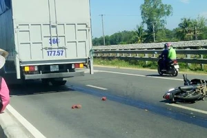 Một thiếu nữ bị xe tải cán nát chân