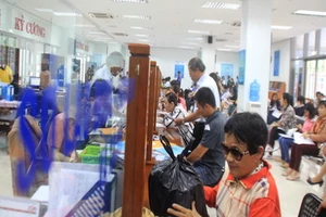 Đà Nẵng: Trao giấy khai sinh, hộ khẩu và thẻ BHYT tận nhà