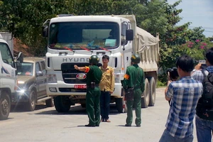 Xe biển đỏ 'nằm vạ' không chịu vào trạm cân