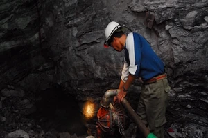 Công ty Vàng Phước Sơn trả nợ lần đầu tiên cho cục thuế