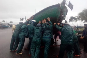 Đà Nẵng căng mình chống bão
