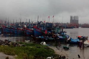 Lũ miền Trung lên ào ạt, nhiều tàu cá gặp nạn