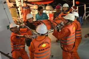 Cấp cứu một ngư dân trên biển Hoàng Sa