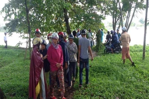 Thanh niên nhảy cầu tự tử trước mặt cha