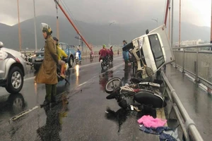 Xe tải húc xe máy lật nghiêng trên cầu Thuận Phước