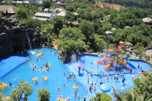 Cho 8.000 giáo viên, học sinh đi tham quan miễn phí