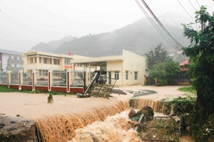 Nhiều nơi ở Khánh Hòa, Phú Yên lại bị lũ chia cắt 