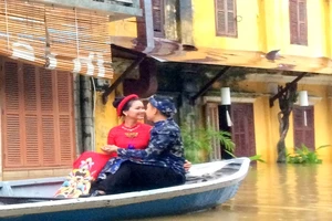 Chụp ảnh cưới trong nước lũ ở Hội An