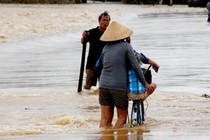 Lũ bao trùm miền Trung, thủy điện cũng ầm ầm xả lũ