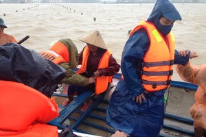 Chiến sĩ công an vượt lũ chở bà bầu đi sinh