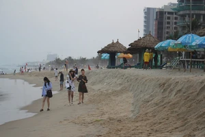 Đà Nẵng: Bãi biển tan hoang vì sạt lở
