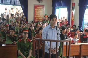 Nhậu say về đánh vợ ngã lăn quay