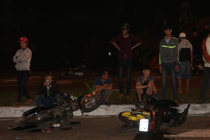 8 xe máy húc nhau, 1 phụ nữ mang thai nhập viện