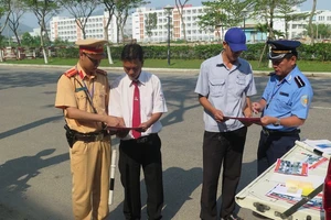 Cục CSGT ra quân xử lý vi phạm đường sắt