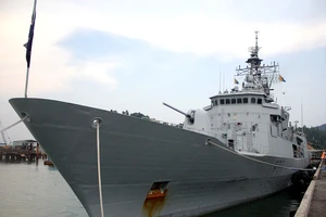 Tàu hộ vệ tên lửa Hoàng gia New Zealand tới Đà Nẵng