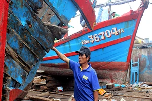 Cận cảnh tàu cá nát vụn sau cú đâm của tàu vỏ sắt