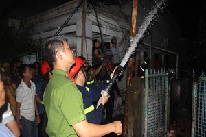 Ngồi xem ti vi, hàng xóm hô cháy nhà mới biết