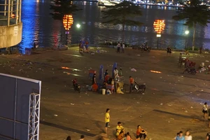 Cả TP tràn ngập rác sau đêm khai mạc pháo hoa