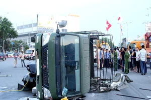 Va chạm, xe Cảnh sát PCCC Đà Nẵng lật nhào trên phố