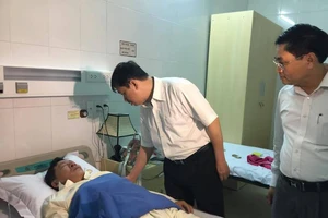 Phó chủ tịch Đà Nẵng thăm nạn nhân ngộ độc tập thể