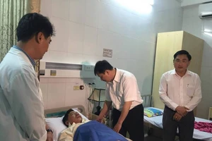 Tạm đình chỉ quán cơm nghi gây ngộ độc cho 17 du khách