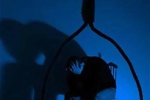 2 vợ chồng già treo cổ chết trong nhà thờ