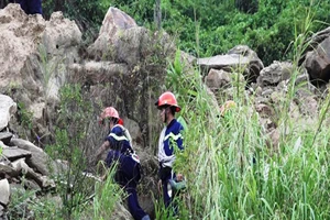 Giải cứu 1 người chơi dù lượn mắc kẹt trong rừng