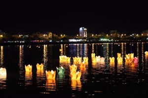 7000 hoa đăng tri ân anh hùng liệt sĩ rực sáng sông Hàn