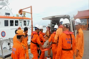 Tàu SAR412 đưa thuyền viên nguy kịch trên biển vào bờ