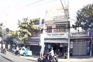 Thanh niên đứng trên yên xe máy phóng vun vút ở Đà Nẵng