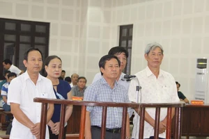 VKS đề nghị trả hồ sơ vụ kì án buôn gỗ lậu