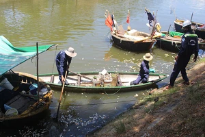 Sáng ra thấy cá chết trắng kênh Phú Lộc