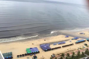 Nước thải đen ngòm cuồn cuộn chảy ra biển Đà Nẵng