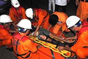 Cứu thuyền viên gãy tay chân, bất tỉnh giữa biển