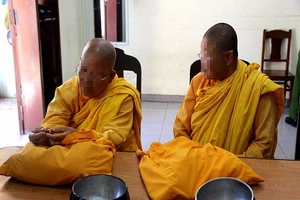 Tạm giữ 2 người giả danh nhà sư đi xin tiền