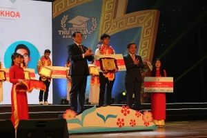 ĐH Đà Nẵng vinh danh 11 tân thủ khoa