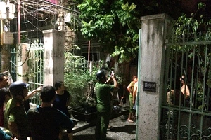 Cháy nhà cả xóm chạy đi dập lửa