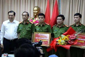 Ông Huỳnh Đức Thơ thưởng nóng một vụ phá án ma túy