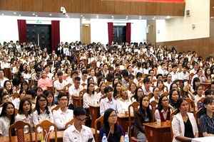 Huy động gần 800 tình nguyện viên phục vụ APEC