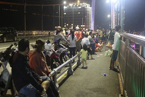 Mở cửa ô tô nhảy cầu tự tử