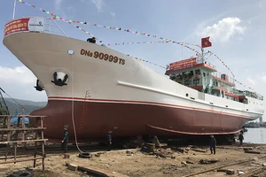 Hạ thủy tàu vỏ thép hậu cần nghề cá lớn nhất miền Trung