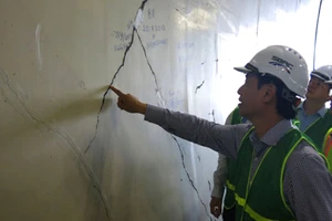 Lãnh đạo Bộ GTVT kiểm tra vết nứt hầm Hải Vân
