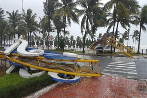 Đà Nẵng: Cổng chào, cây cối gãy ngã la liệt do bão 