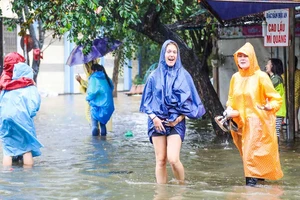 Chùm ảnh: Khách Tây bì bõm lội nước ở Hội An