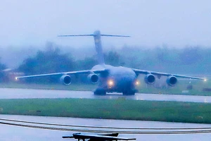 Máy bay C17 của đoàn Mỹ tới sân bay Đà Nẵng 