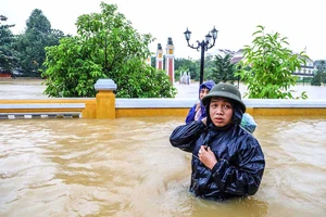Hội An nước ngập đến nóc nhà, dân bắt đầu sơ tán